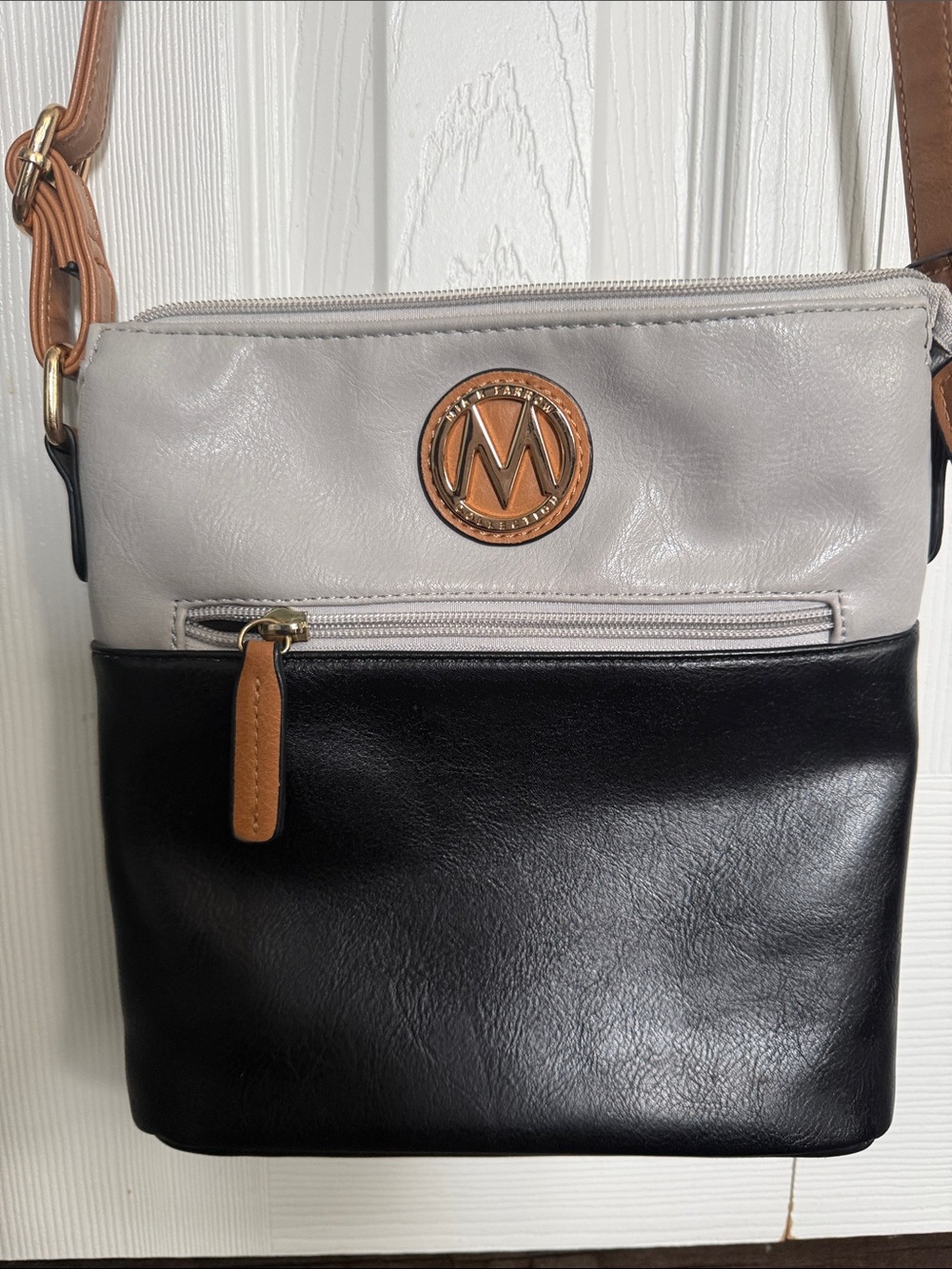 Metallic 'W' Medallion Accent on Cream Leather Handbag